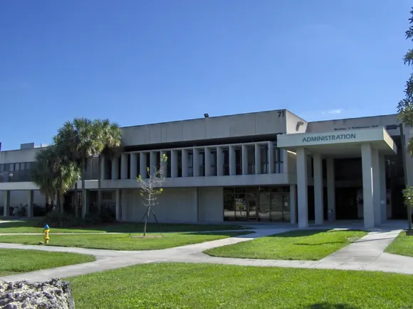 Broward College董事会与校长达成43万美元离职协议